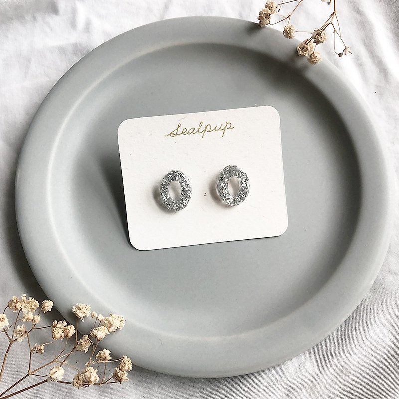 Silver metal small circle sparkling earrings (with jewelry gift box) - Earrings & Clip-ons - Resin Silver