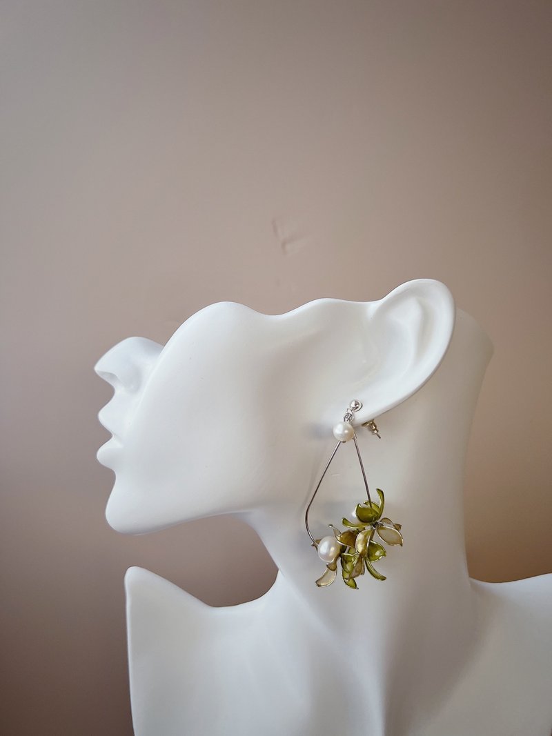 圈花 綠金 環狀垂墜式樹脂耳環 - 耳環/耳夾/耳骨夾 - 樹脂 綠色