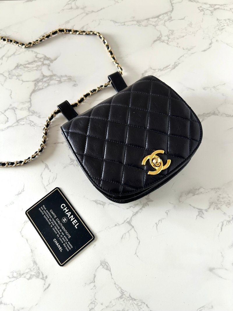 Rare second-hand Chanel black rotating gold buckle saddle shoulder crossbody bag belt side back handbag - กระเป๋าแมสเซนเจอร์ - หนังแท้ สีดำ