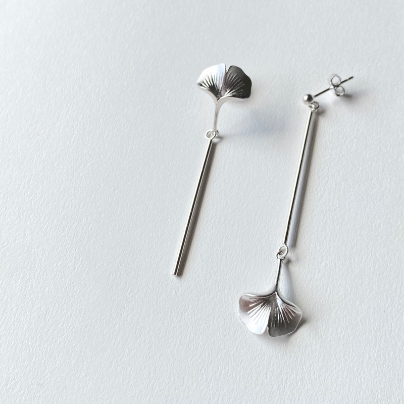 Ginkgo銀杏葉白金不對稱耳環【客製耳夾】 - 耳環/耳夾/耳骨夾 - 貴金屬 銀色