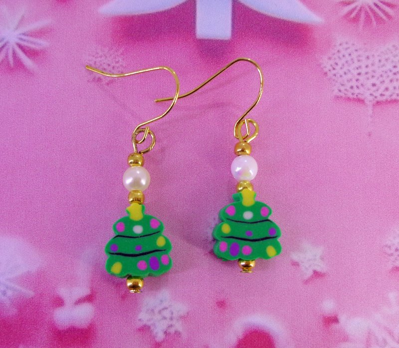 Handcrafted Christmas-Themed in Christmas Tree shaped Dangle Earrings - ต่างหู - วัสดุอื่นๆ สีเขียว