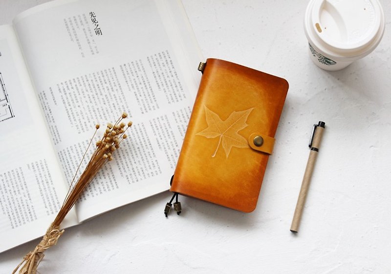 Wo original original version of the maple leaf hand-dyed leather handbook of the first edition of the notebook notebook 17 * 10cm - สมุดบันทึก/สมุดปฏิทิน - หนังแท้ 