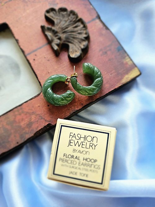 Hale黑爾典藏西洋古董 1982年AVON仿綠翠玉彎形針式耳環/vintage美國西洋古董
