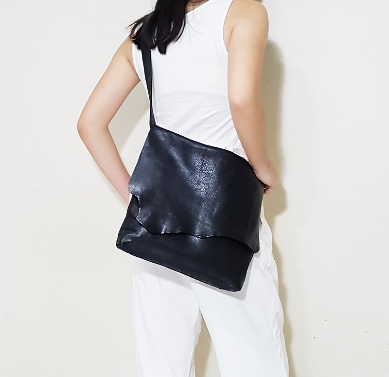 GENUINE LEATHER Black Leather Sling Bag / Shoulder Bag / Simple Bag / Messenger - 側背包/斜孭袋 - 真皮 黑色
