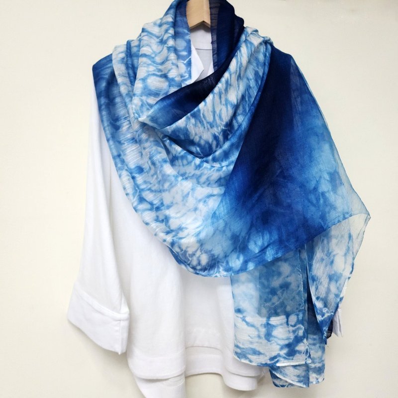 Aizen - Silk wool scarf made from stones at the bottom of the creek (hand-dyed with plants) - ผ้าพันคอถัก - ไฟเบอร์อื่นๆ สีน้ำเงิน