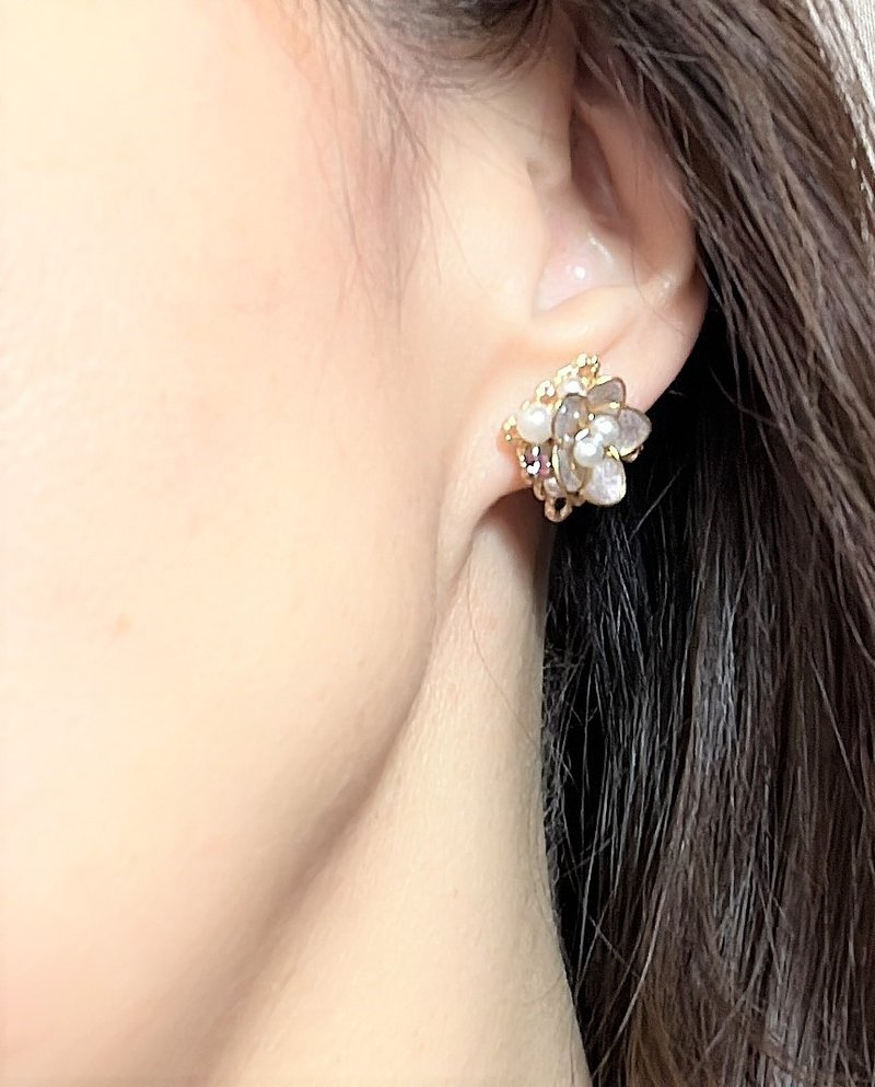 一凛花　ディップアートフラワー　ピアス・イヤリング ~モーブグレイ~ アレルギー対応サージカルステンレス 0016 - 耳環/耳夾/耳骨夾 - 樹脂 灰色