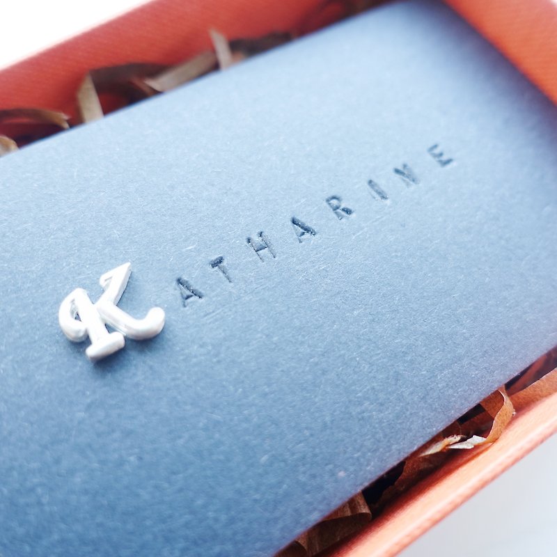INITIAL-3D Tailormade Alphabet Silver Piercing Earrings Engraving Greeting Card - ต่างหู - วัสดุอื่นๆ สีใส