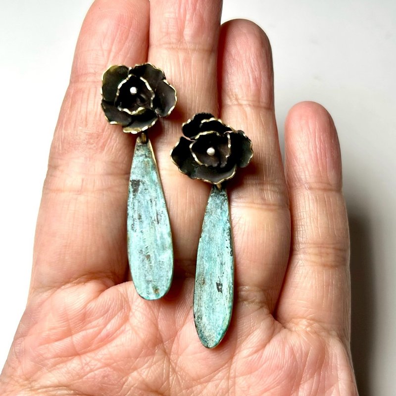 【Plantシリーズ】 #a483 緑青花のピアス/真鍮/ハンドメイドギフト/カスタマイズ - ピアス・イヤリング - 銅・真鍮 ゴールド