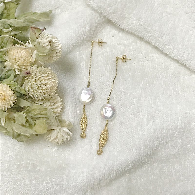 Petal pearl gold piercing - Earrings & Clip-ons - Other Metals Gold