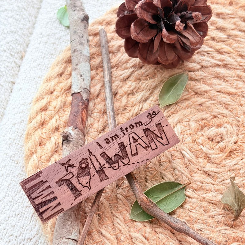 木質台灣人識別胸章-TWN來自台灣-帶著台灣的心走向世界 - 襟章/徽章 - 木頭 