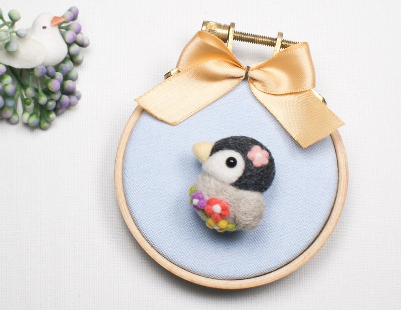 Needle-felted Flower Penguin (brooch/key ring/phone strap) - Brooches - Wool Gray