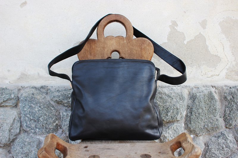 B132 (Vintage bag) (Italian hot silver standard) Black shoulder bag (Made in Italy) - กระเป๋าแมสเซนเจอร์ - หนังแท้ สีดำ