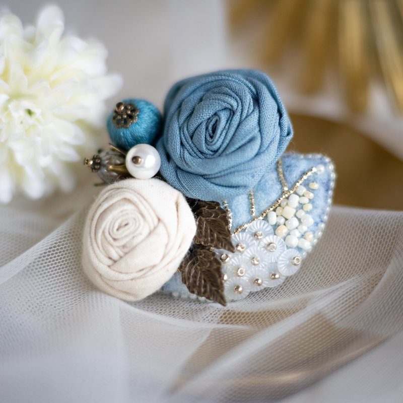 Handmade brooch with cotton roses and beads, felt and sequins - เข็มกลัด - ผ้าฝ้าย/ผ้าลินิน สีน้ำเงิน