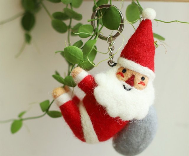羊毛フェルト 作品 プレゼントお届け中のサンタさん クリスマス ギフト ボックス 羊毛の山羊毛フェルト キーホルダー