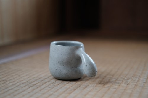 陶器の雲模様の瓶 A Longquan celadon 'kinuta' vase, Yuan - Ming dynasty | 元至