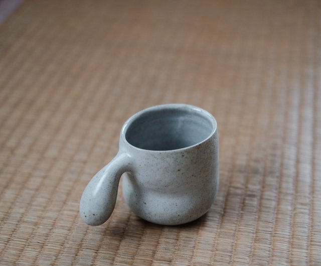 陶器の雲模様の瓶 A Longquan celadon 'kinuta' vase, Yuan - Ming dynasty | 元至