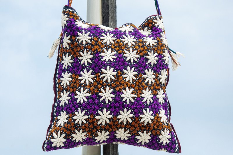 手縫純棉布斜背包/刺繡側背包/刺繡肩背包/indigo手縫藍染包-花朵 - 側背包/斜背包 - 棉．麻 多色