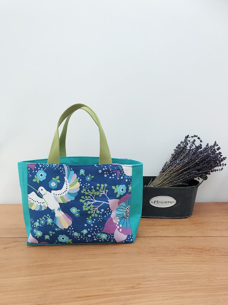 Handmade color lunch bag / lunch bag / waterproof material inside - white pigeon - กระเป๋าถือ - ผ้าฝ้าย/ผ้าลินิน สีน้ำเงิน