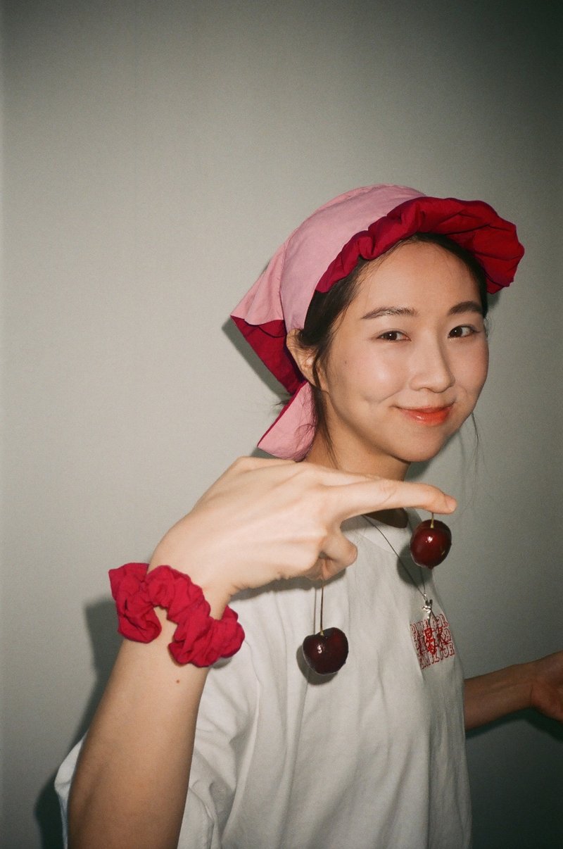 Cherry And Pink Reversible Ruffled Cap Headscarf - หมวก - ไนลอน หลากหลายสี