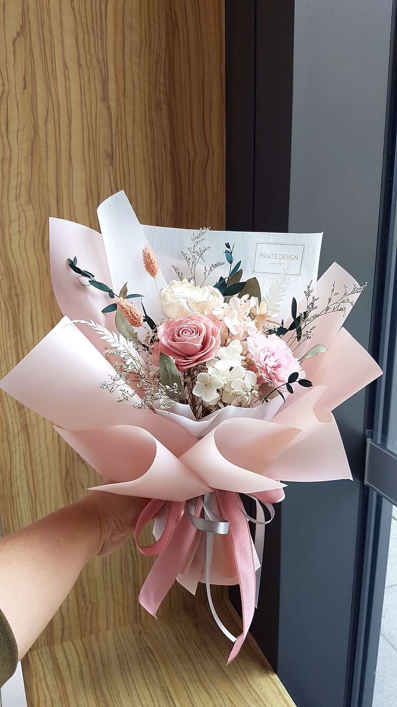 Haizang Design|Mist Powder. Everlasting rose/dried carnation bouquet/Mother’s Day/Graduation bouquet/love - ช่อดอกไม้แห้ง - พืช/ดอกไม้ สึชมพู