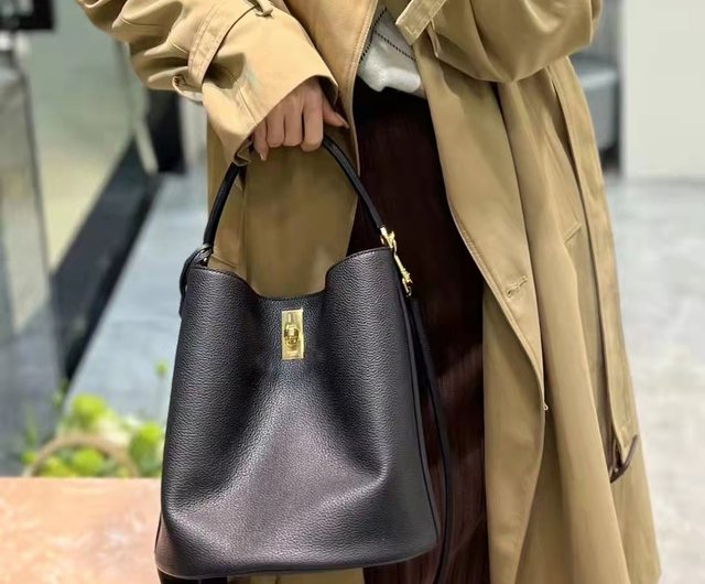 CELINE Bucket 16 Leather Shoulder Bag in Black