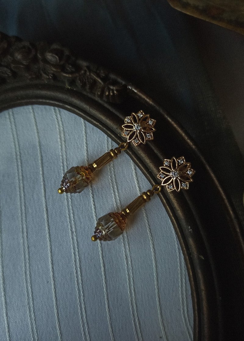 [Stone Limited] Antique Bead-Inlaid Zirconia Flower Earrings - Earrings & Clip-ons - Semi-Precious Stones Brown