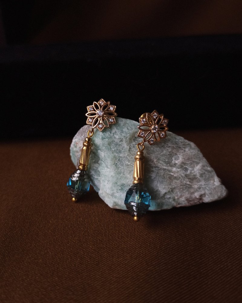 [Stone Limited] Antique Bead-Inlaid Zirconia Flower Earrings - Earrings & Clip-ons - Semi-Precious Stones Blue