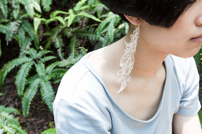 山裡的風 穗飾鉤織耳環 #1 - 耳環/耳夾 - 亞麻 白色