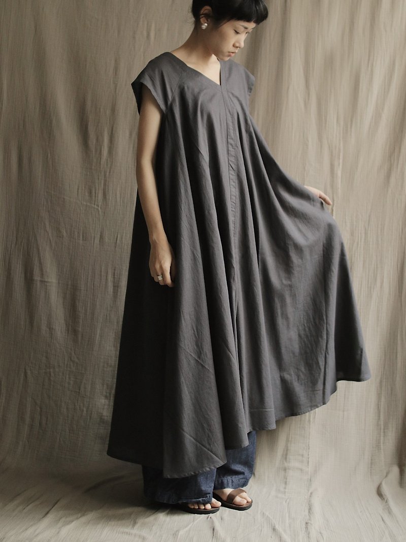 OMAKE.jp Diagonal Neck Design Wide Umbrella Dress Iron Grey - ชุดเดรส - ผ้าฝ้าย/ผ้าลินิน สีเทา