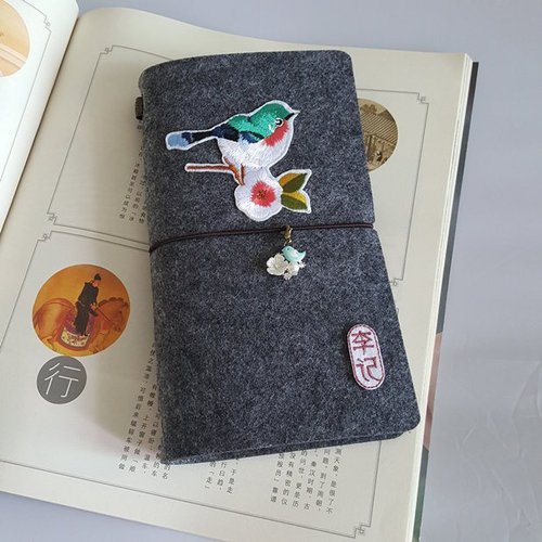 應心手工造物 客製 可刻字 繡字 刺繡小鳥 日記本 隨身手賬 旅行記事本 a6 活頁 中式 復古手工筆記本 毛氈本子 生日禮物 畢業禮物