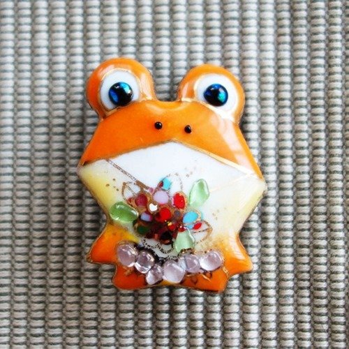 Uncle Z, Cloisonne enamel studio 花を持ったカエルの七寶焼ブローチ