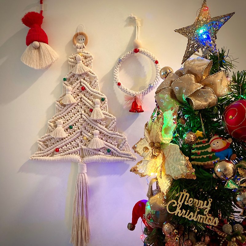 Macrame hand-woven warm wall hanging Christmas tree charm gift-giving arrangement - ของวางตกแต่ง - ผ้าฝ้าย/ผ้าลินิน 
