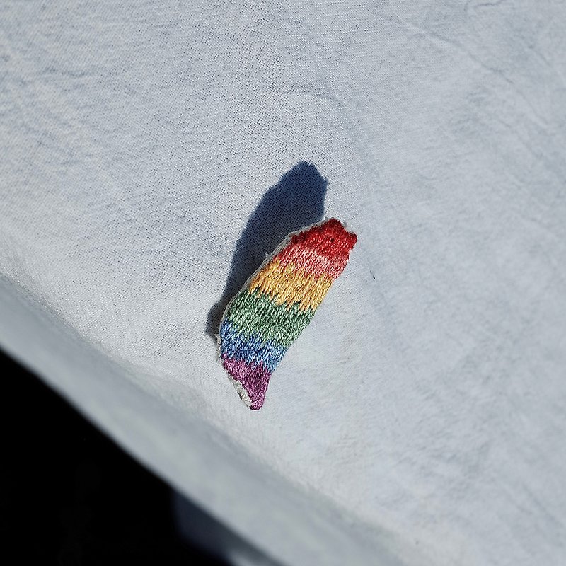 Rainbow Taiwan Embroidery Pin - เข็มกลัด - ผ้าฝ้าย/ผ้าลินิน หลากหลายสี