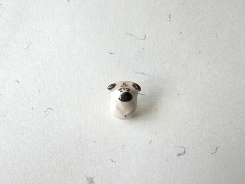 黒と白の手描きのセラミックバスト犬のムクドリのピントルの石/動物シリーズの下で - ブローチ - 陶器 ブラック