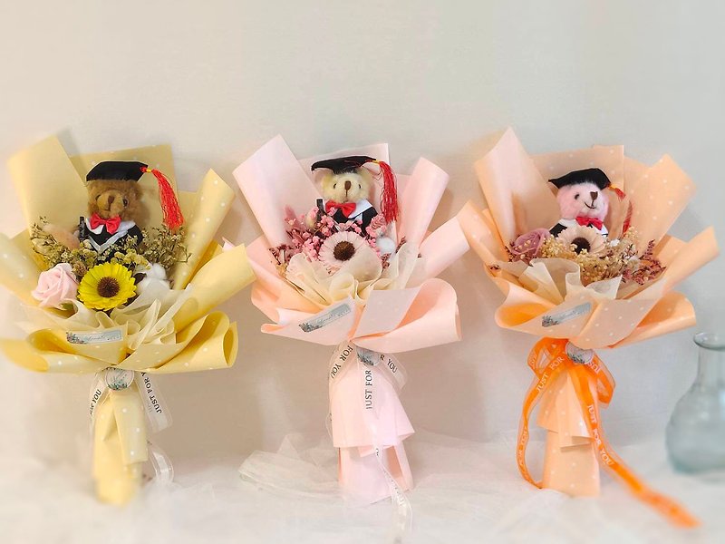 [Blue Core Handmade] Little Bear Graduation Bouquet Graduation Season Gift Valentine's Day Bouquet Birthday Gift - Stuffed Dolls & Figurines - Plants & Flowers Multicolor