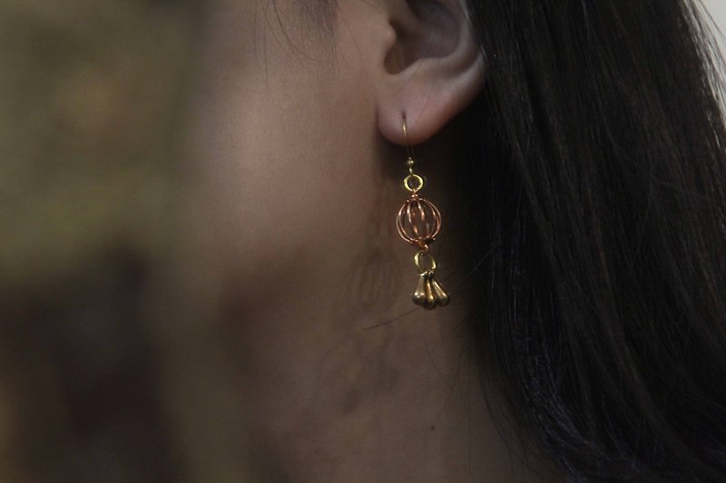 Small lantern simple tassel Bronze earrings - ต่างหู - ทองแดงทองเหลือง สีทอง