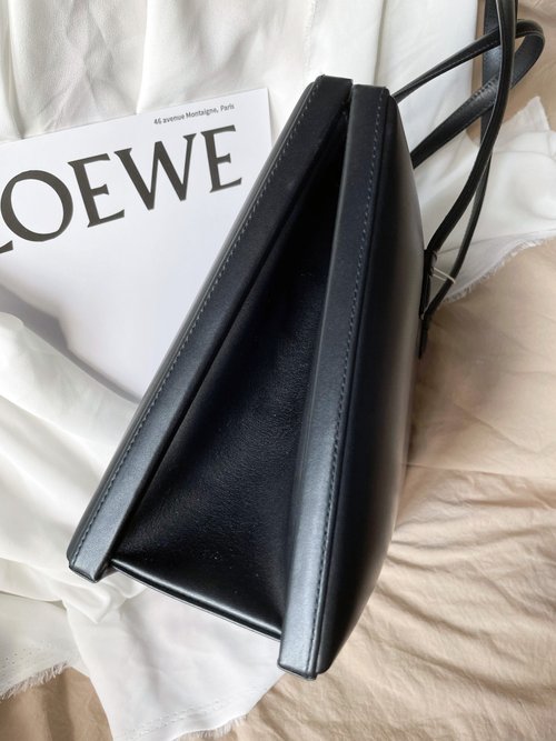 Exploring the Artistic Craftsmanship of Loewe Hammock Bags – LuxUness