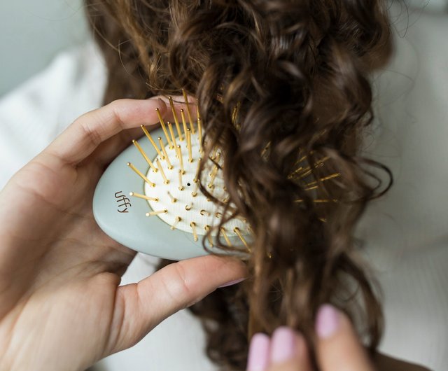 24K ゴールドメッキ 絡んだ髪をほぐすヘアブラシ - 人間工学に