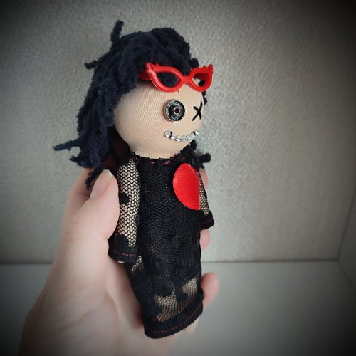 ハンドメイドフィギュア、ピンクフラミンゴ、ホラー、ハンドメイド 不気味な人形。小さな不気味な人形。ホラー人形の装飾。手作りの