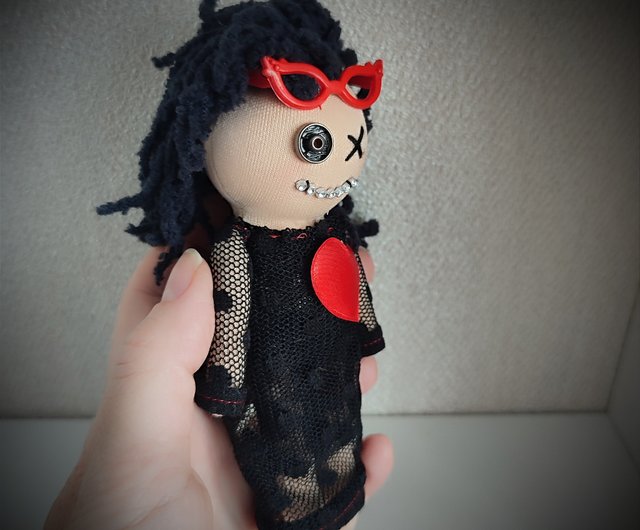 不気味な人形。小さな不気味な人形。ホラー人形の装飾。手作りの人形