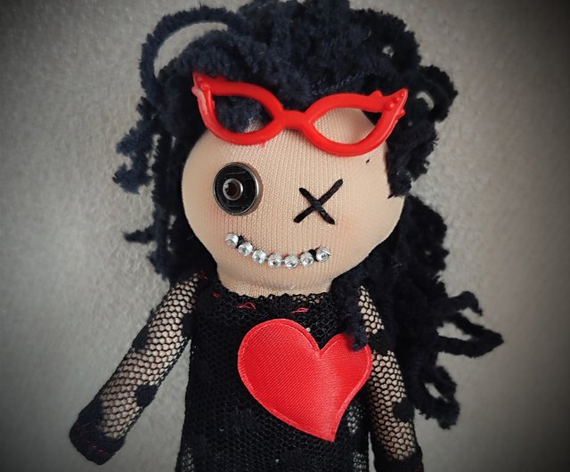 不気味な人形。小さな不気味な人形。ホラー人形の装飾。手作りの人形