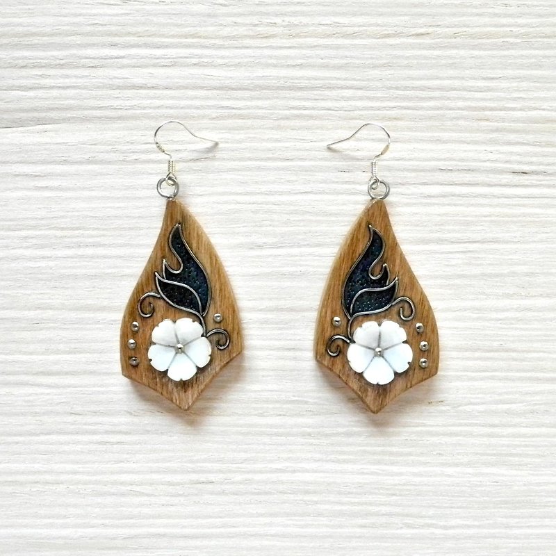 Wooden earrings with white flowers - 耳環/耳夾 - 木頭 多色