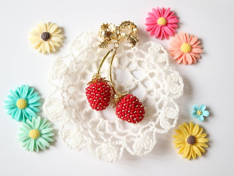 Strawberry picking brooch Refreshing strawberry Strawberry Strawberry Ribbon Red Red Gold Tochiotome Strawberry Seef Three-dimensional plump glitter cute - Brooches - Glass Red