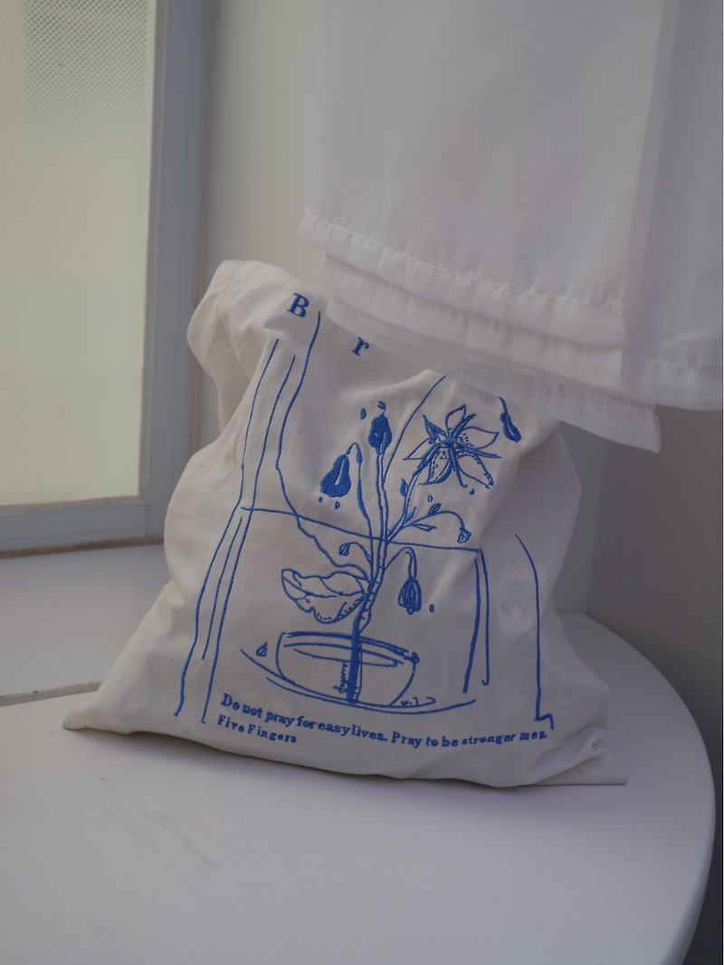 琉璃苣 寶石藍花朵插畫刺繡環保袋單肩薄棉帆布包 - 手提包/手提袋 - 其他材質 白色