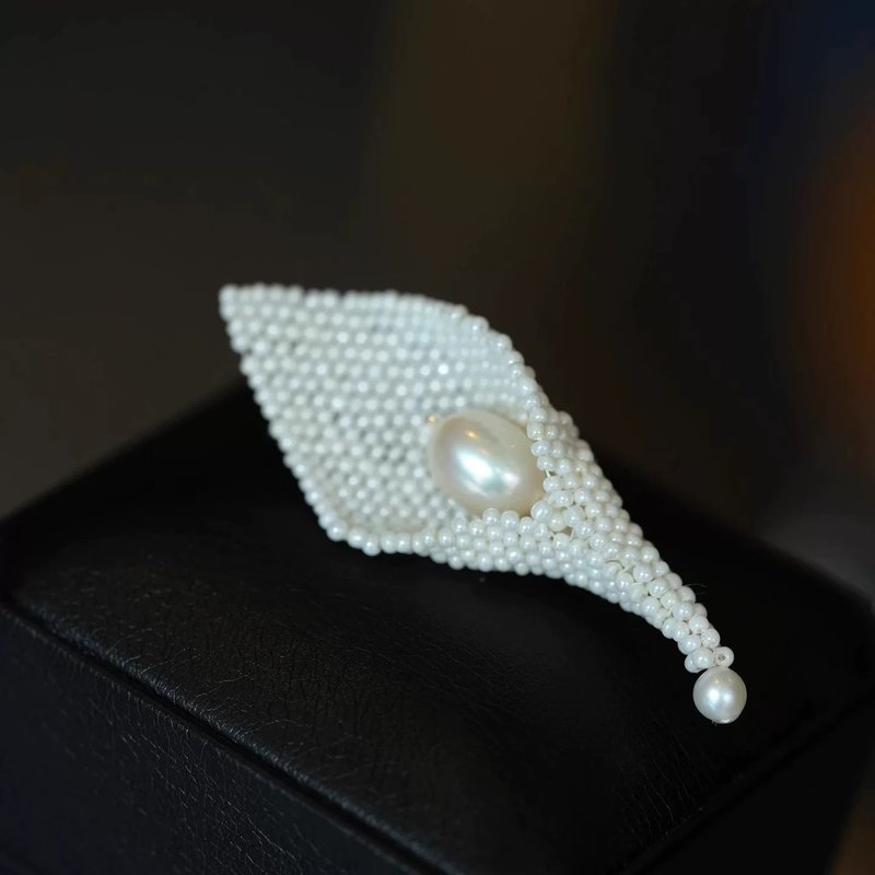 ブローチ 個性的で洗練されたカラーリリーと天然真珠のエレガントなコサージュ - ブローチ - サステナブル素材 ホワイト