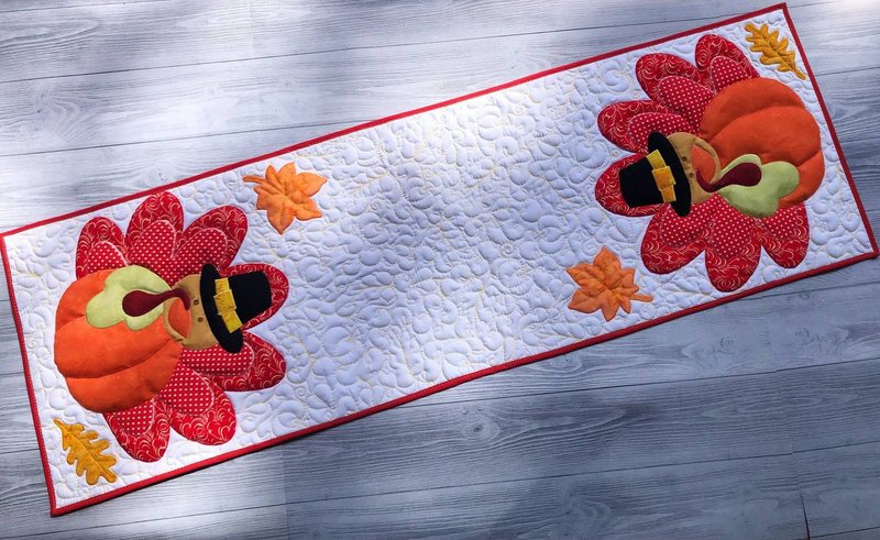 Quilted Thanksgiving Day table runner, Turkey quilted tablecloth, Turkey bed mat - ผ้ารองโต๊ะ/ของตกแต่ง - ผ้าฝ้าย/ผ้าลินิน หลากหลายสี