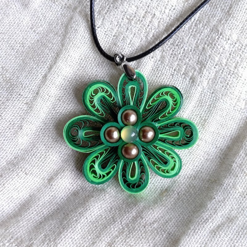 綠底八瓣深綠四芯捲紙珠飾項鍊 - 項鍊 - 紙 綠色