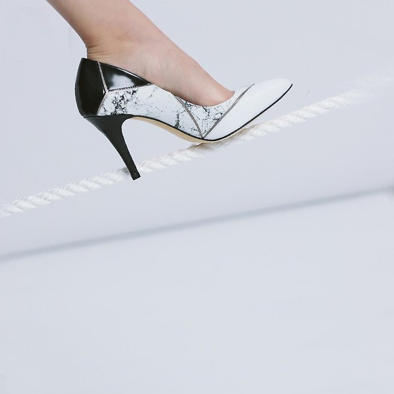 Broken structure pointed leather fine high heels white marble black - รองเท้าส้นสูง - หนังแท้ ขาว