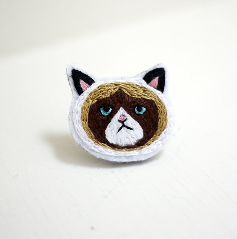 (With stitching instructional video) Cat's emoji badge embroidery DIY kit-Unhappy cat - Knitting, Embroidery, Felted Wool & Sewing - Thread 