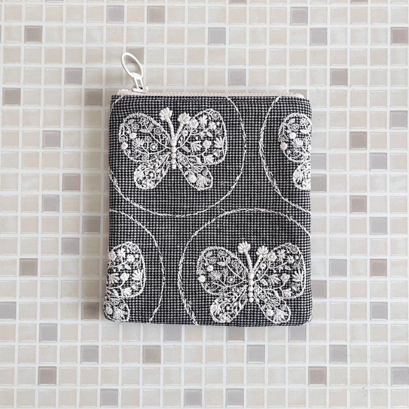mina perhonen  forest wing 刺繍ポーチ　蝶　フラットポーチ　縦長 - 化妝包/收納袋 - 棉．麻 灰色